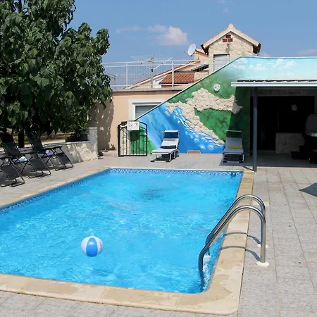 Feriehus Pool & Jacuzzi Nadalina