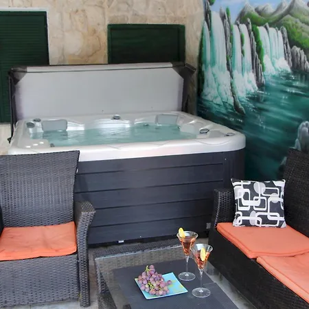 Casa vacanze Pool & Jacuzzi Nadalina *