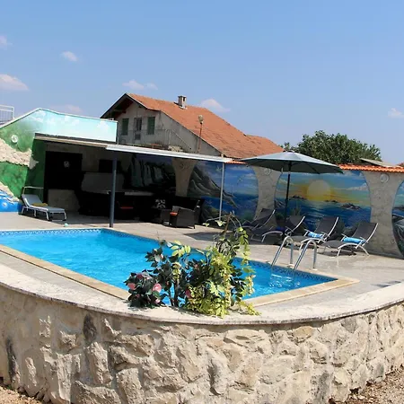 Pool & Jacuzzi Nadalina Feriehus Pirovac