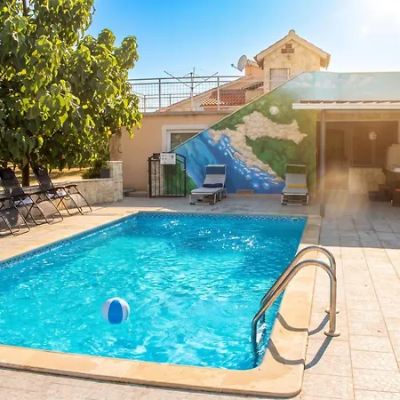Pool & Jacuzzi Nadalina Pirovac