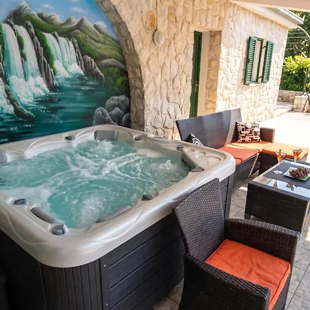Pool & Jacuzzi Nadalina