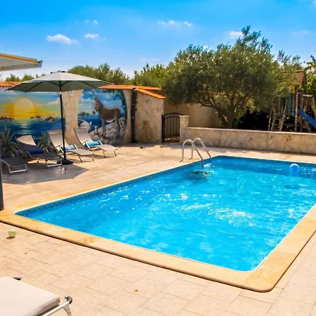 Pool & Jacuzzi Nadalina Feriehus